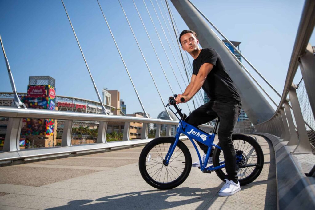 Mini e-bike é dobrável, tem bateria removível e cabe em