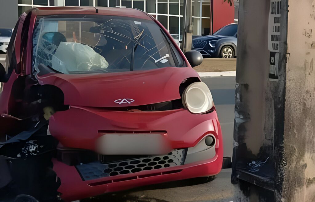 Motorista perde controle de carro e colide contra poste no