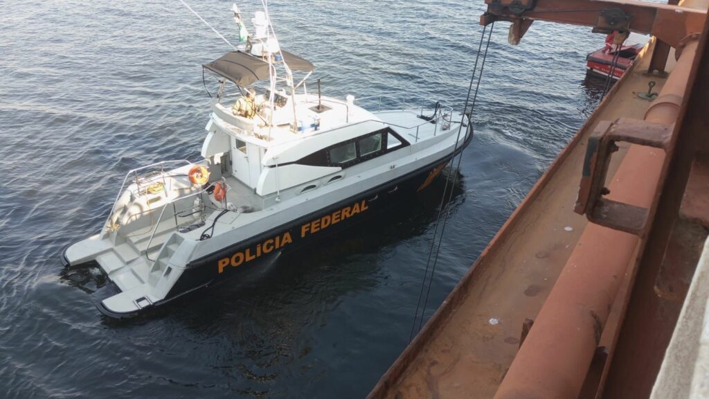 PF encontra imigrantes em condições precárias escondidos em navio cargueiro