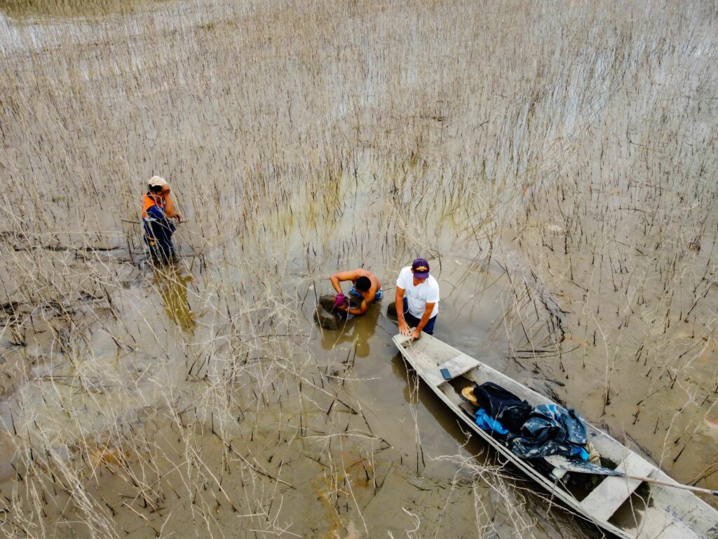 Pescador fica três dias encalhado na lama após seca no