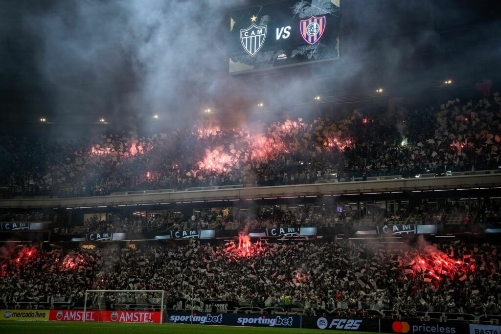 Polícia intervém e efeito de gás paralisa jogo entre Atlético-MG