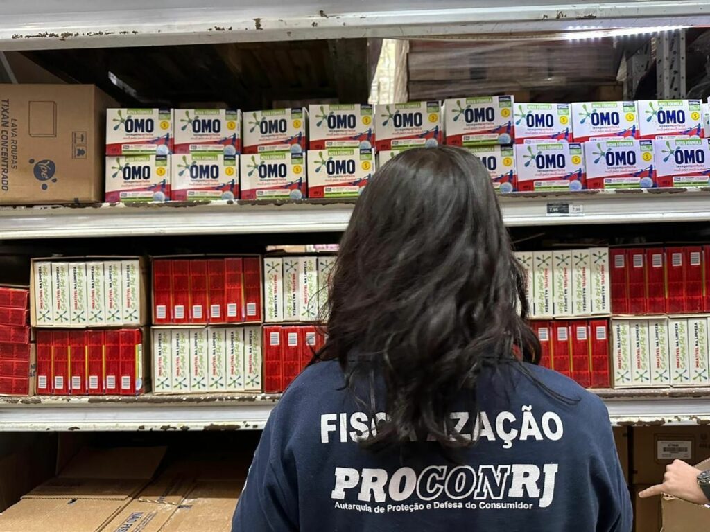 Procon-RJ apreende 30 toneladas de sabão em pó falsificado em