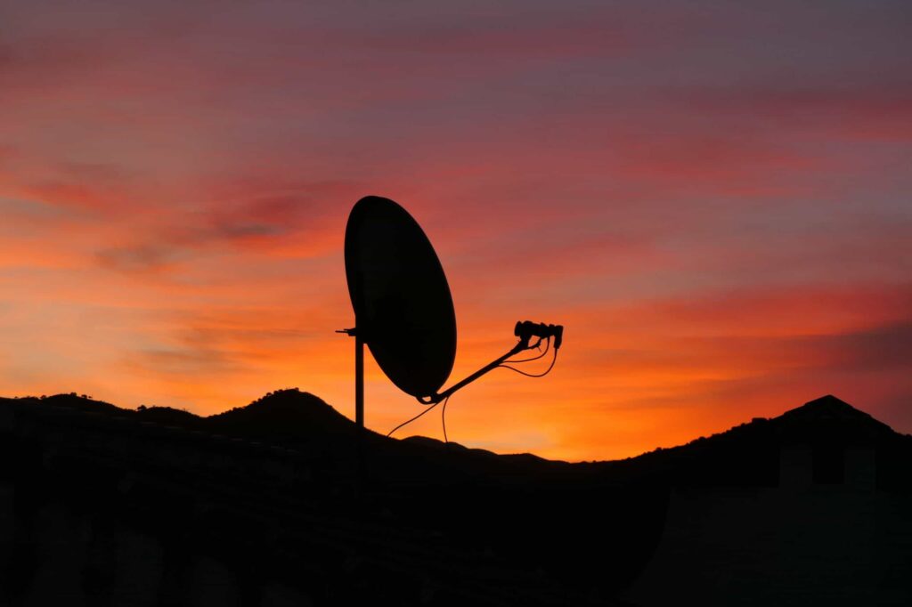 Quando a antena parabólica antiga para de funcionar no Brasil?