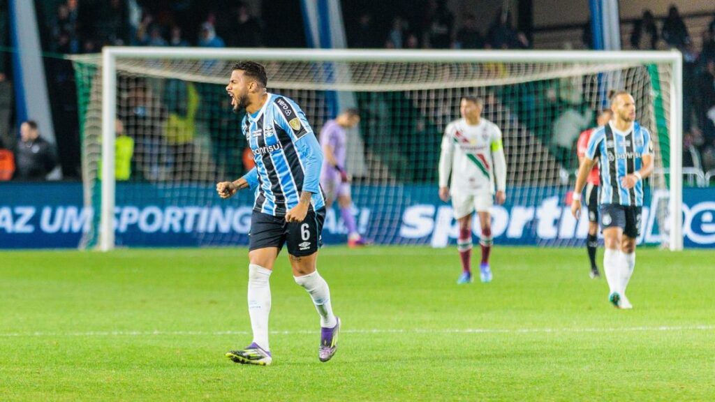 Reinaldo faz dois, e Grêmio vira sobre o Fluminense em