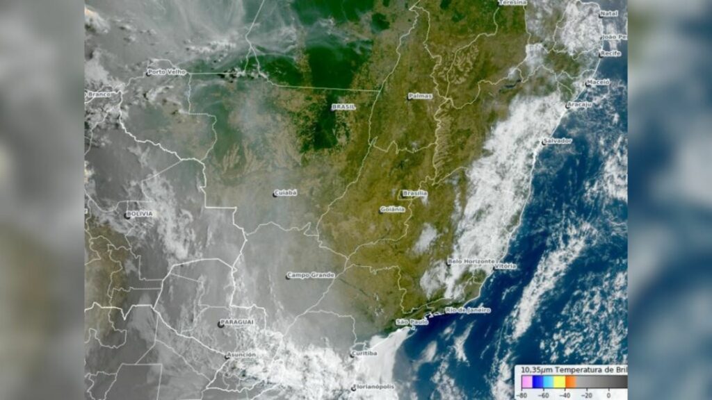 Satélite mostra fumaça de queimadas chegando no Sul do Brasil