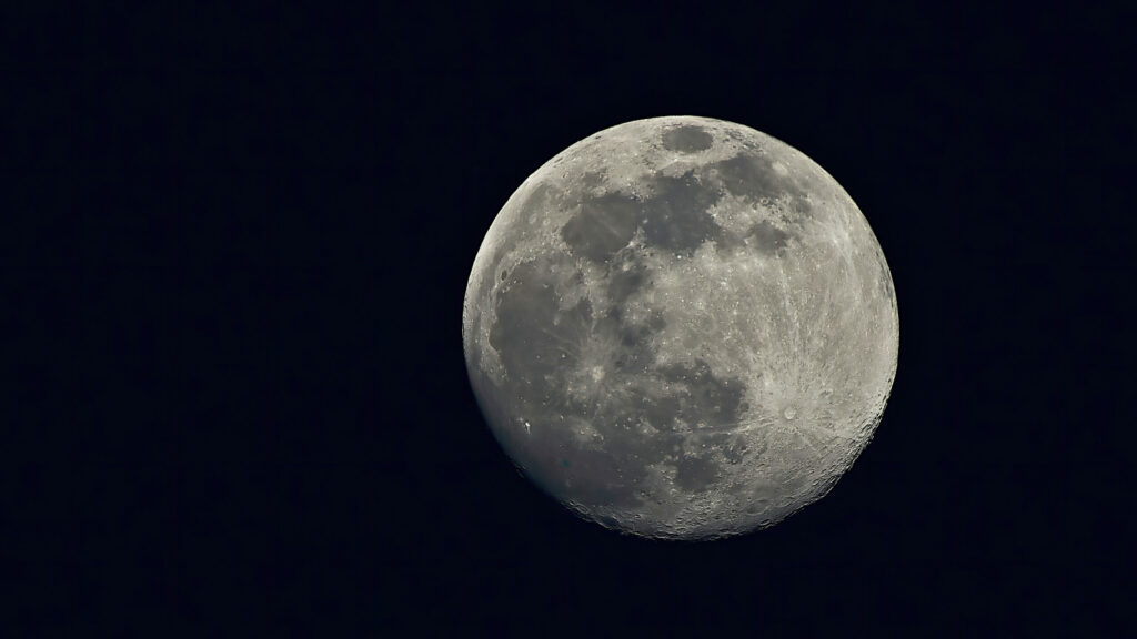 Superlua poderá ser vista durante na noite desta segunda (19)