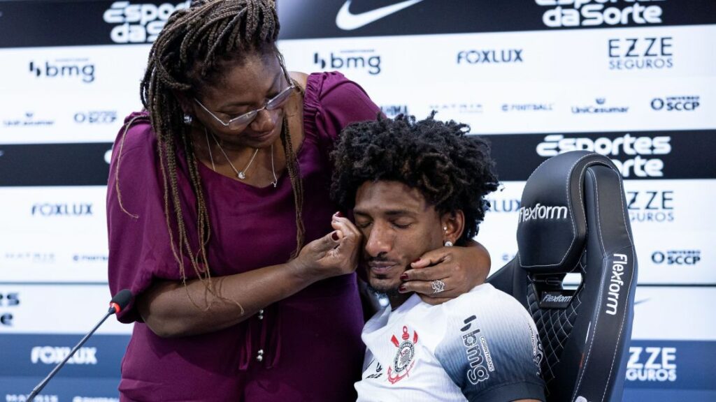 Talles Magno se emociona em apresentação no Corinthians e é