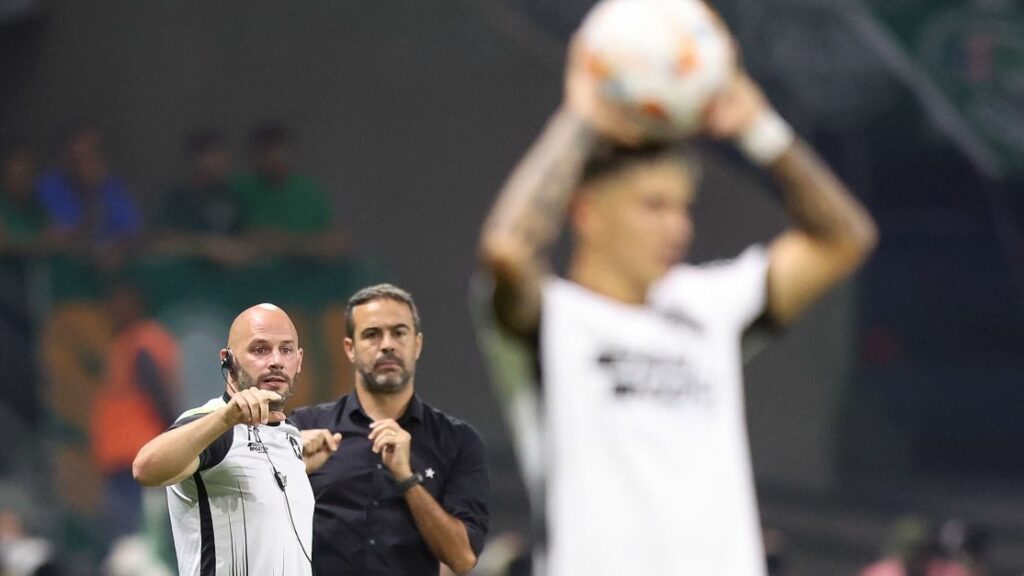 Técnico do Botafogo explica saída de Luiz Henrique e cita