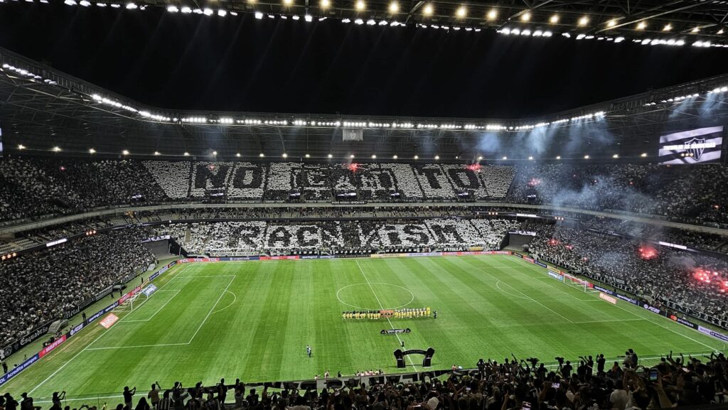 Torcida do Atlético-MG faz mosaico antirracista em jogo pela Libertadores