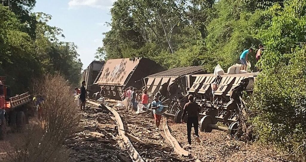 Trem descarrila e carga de milho é saqueada em São