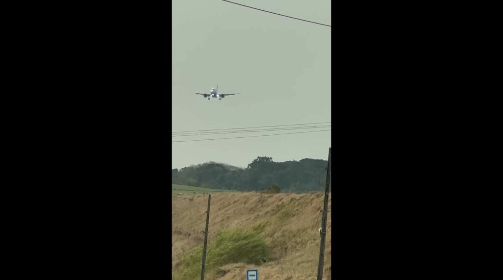 Vídeo: Vento faz avião da Azul ficar de lado durante