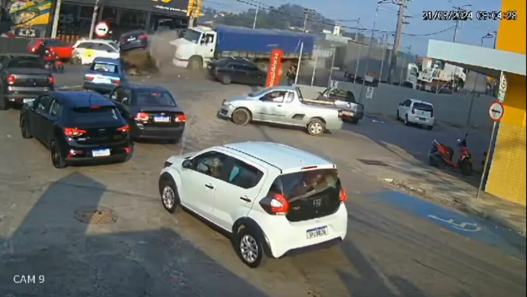 Vídeo: caminhão perde freio e deixa ao menos 2 pessoas