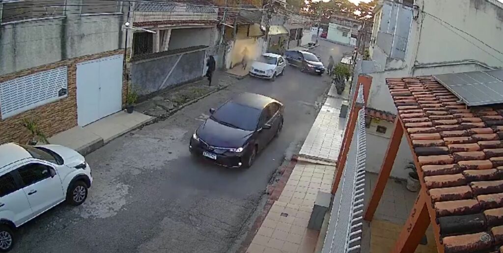 Vídeo: capitão da PM é atacado com mais de 50