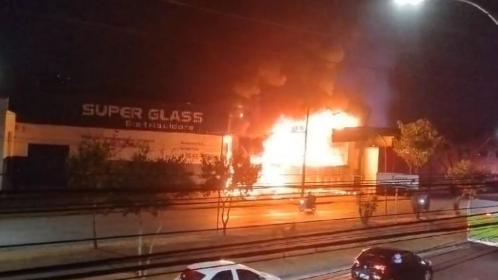 Vídeo: incêndio de grandes proporções atinge universidade em Belo Horizonte