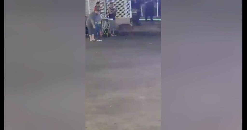 Vídeo: mulher desmaia após ser agredida por segurança em bar