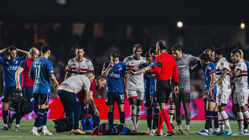 Zagueiro do Nacional passa mal, cai em campo e deixa