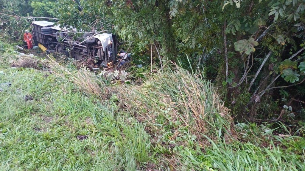 Acidente com ônibus deixa quatro mortos e 23 feridos em