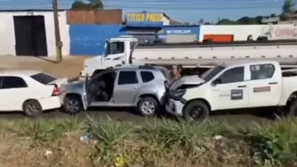 Acidente entre ônibus e quatro carros causa congestionamento na BR-135