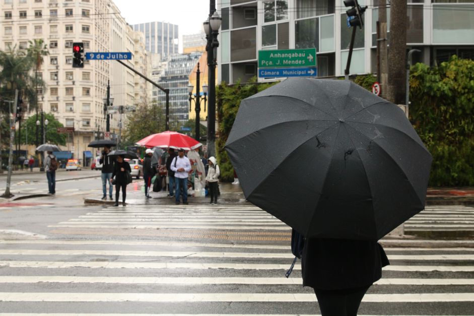 Após onda de calor, frente fria causa chuvas em parte