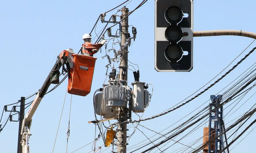 Após pressão do governo, Enel contrata 5 mil novos eletricistas