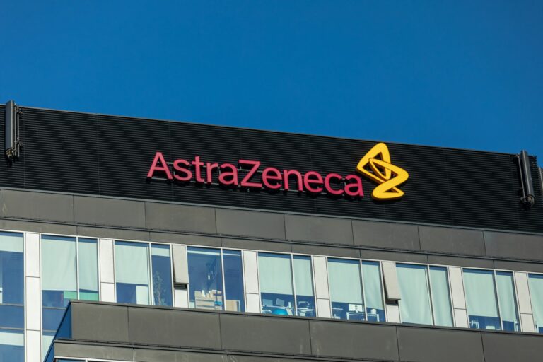 AstraZeneca faz acordo para usar tecnologia de IA em medicamentos