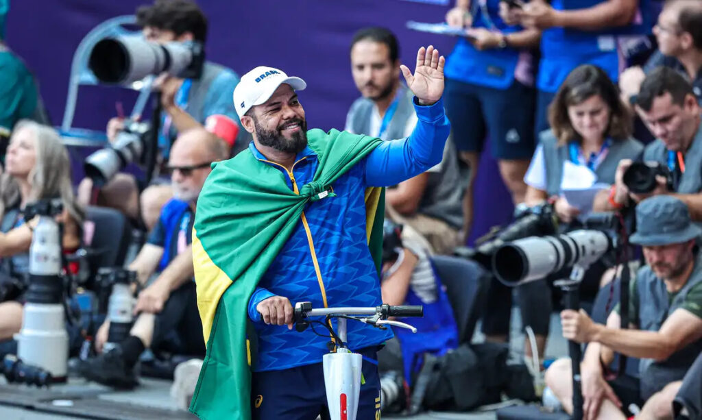 Atletismo: Claudiney Batista é tricampeão e Beth Gomes prata em