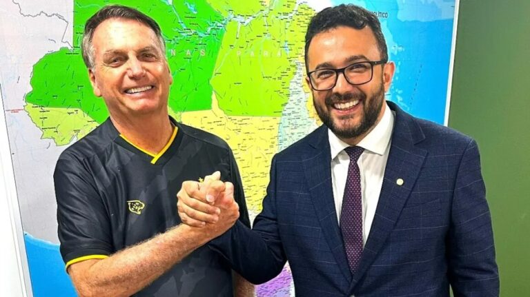 Bolsonaro participa de carreata em São Luís ao lado do