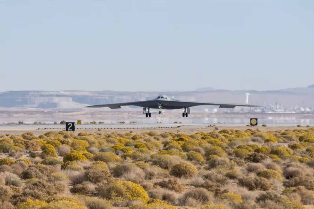 Bombardeiro nuclear da Força Aérea dos EUA faz primeiro voo