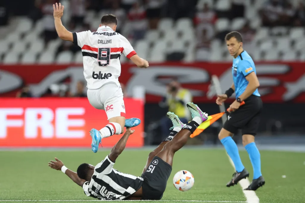 Botafogo empata com São Paulo no Nilton Santos pela Libertadores