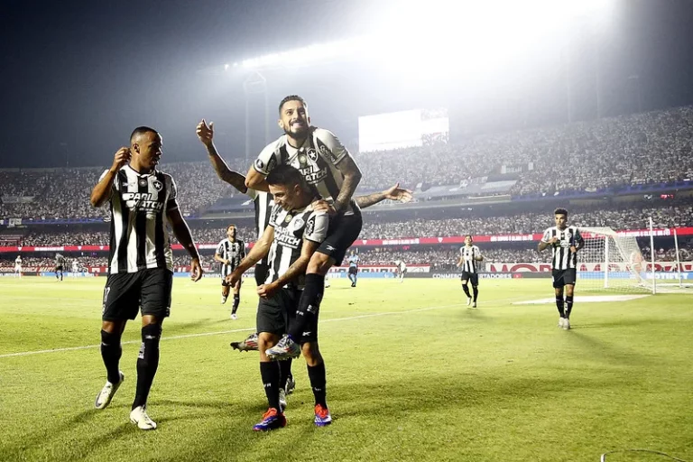 Botafogo vence o São Paulo e está pela primeira vez