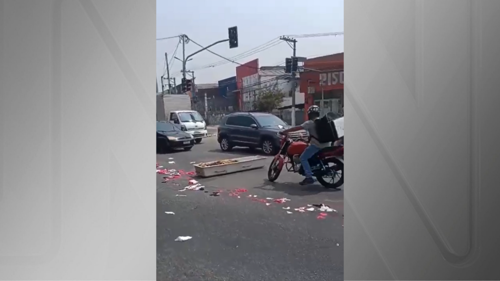 Caixão cai de carro funerário no meio de avenida em