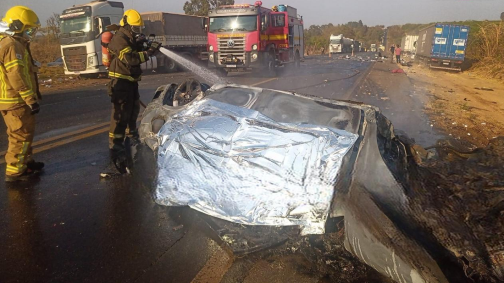 Colisão entre dois carros e caminhão deixa quatro mortos em