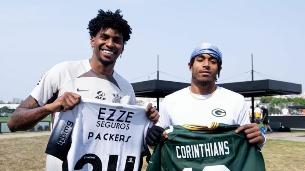 Corinthians recebe camisa verde de time da NFL antes de