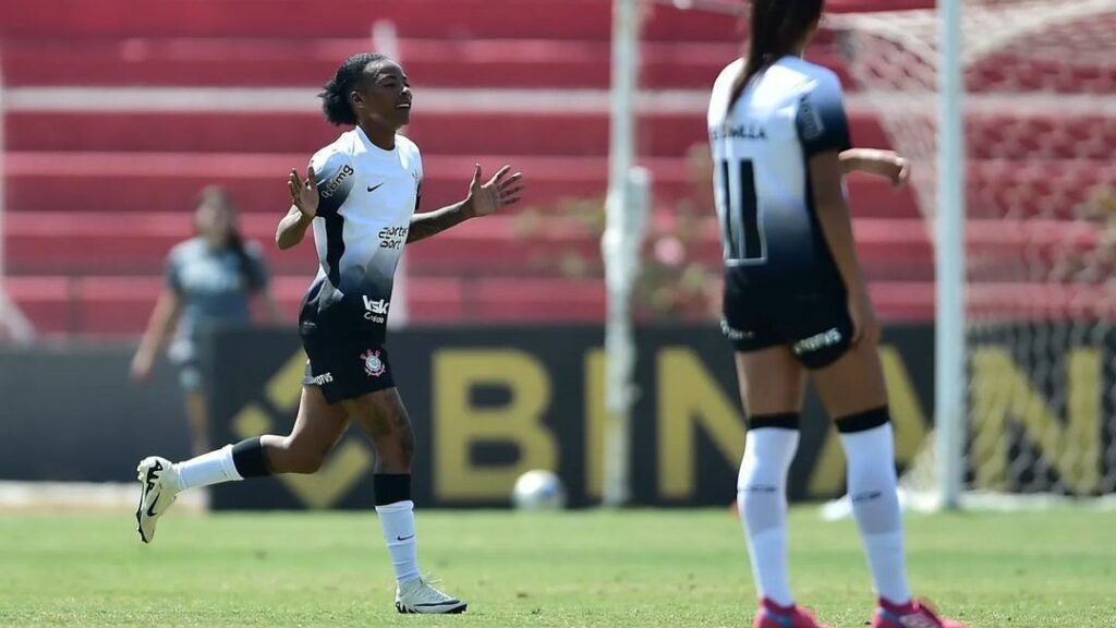 Corinthians vira no final, vence Palmeiras e abre vantagem na