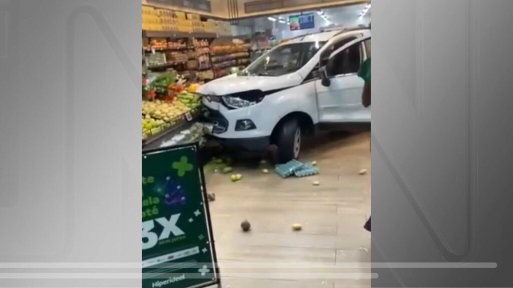 Em dia de fúria, motorista invade supermercado após BMW pegar