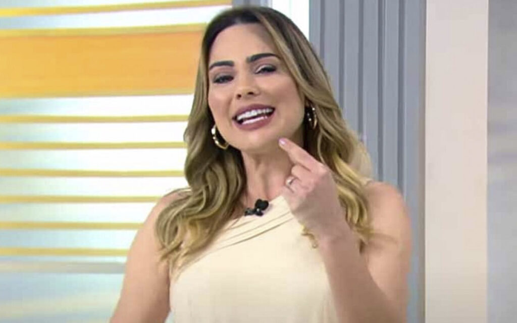 Em guerra? Rachel Sheherazade debocha do SBT ao vivo na