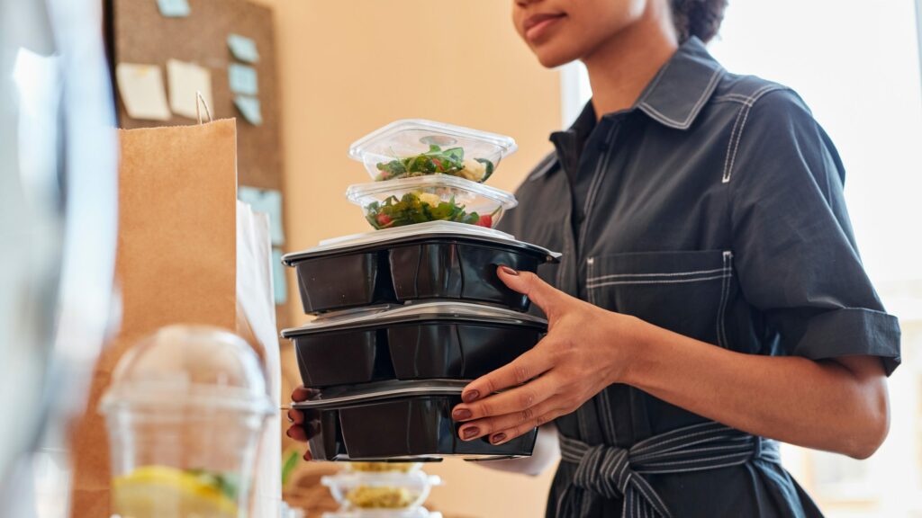 Embalagens soltam químicos em alimentos – e cientistas descobrem quanto