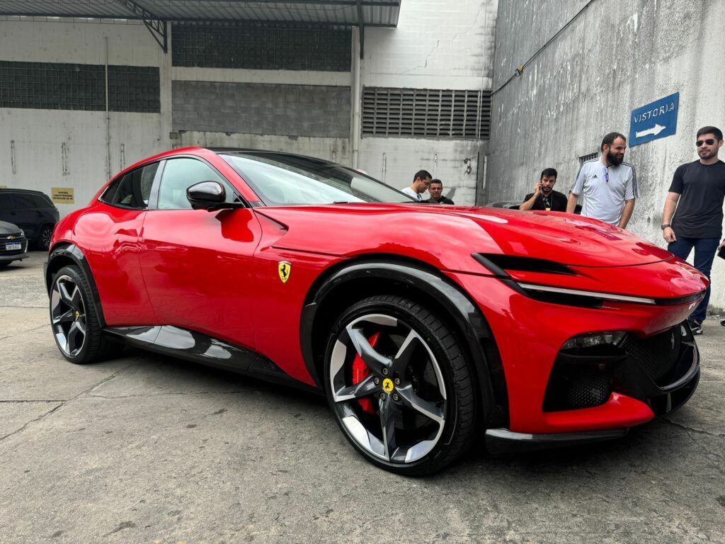 Ferrari de R$ 7 milhões é apreendida em operação que