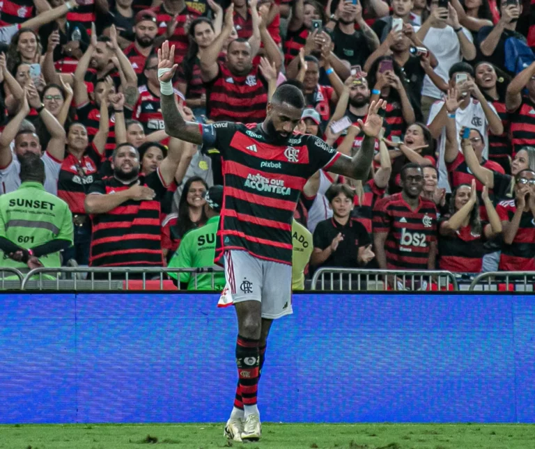 Flamengo marca no fim e vence Athletico no Maracanã