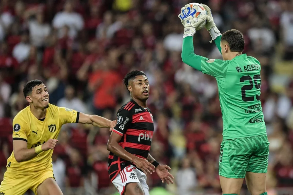 Flamengo perde invencibilidade no Maracanã para o Peñarol e se