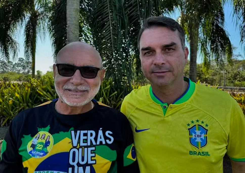 Flávio Bolsonaro grava vídeo de apoio à Queiroz em Saquarema;