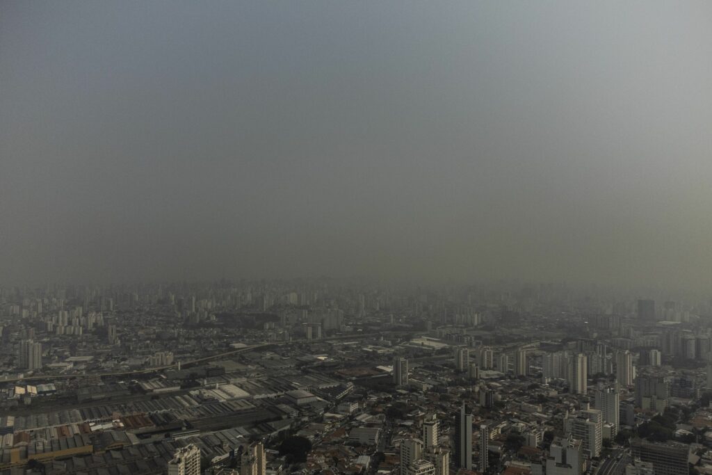 Frente fria no Sudeste espalha poluição para o interior do