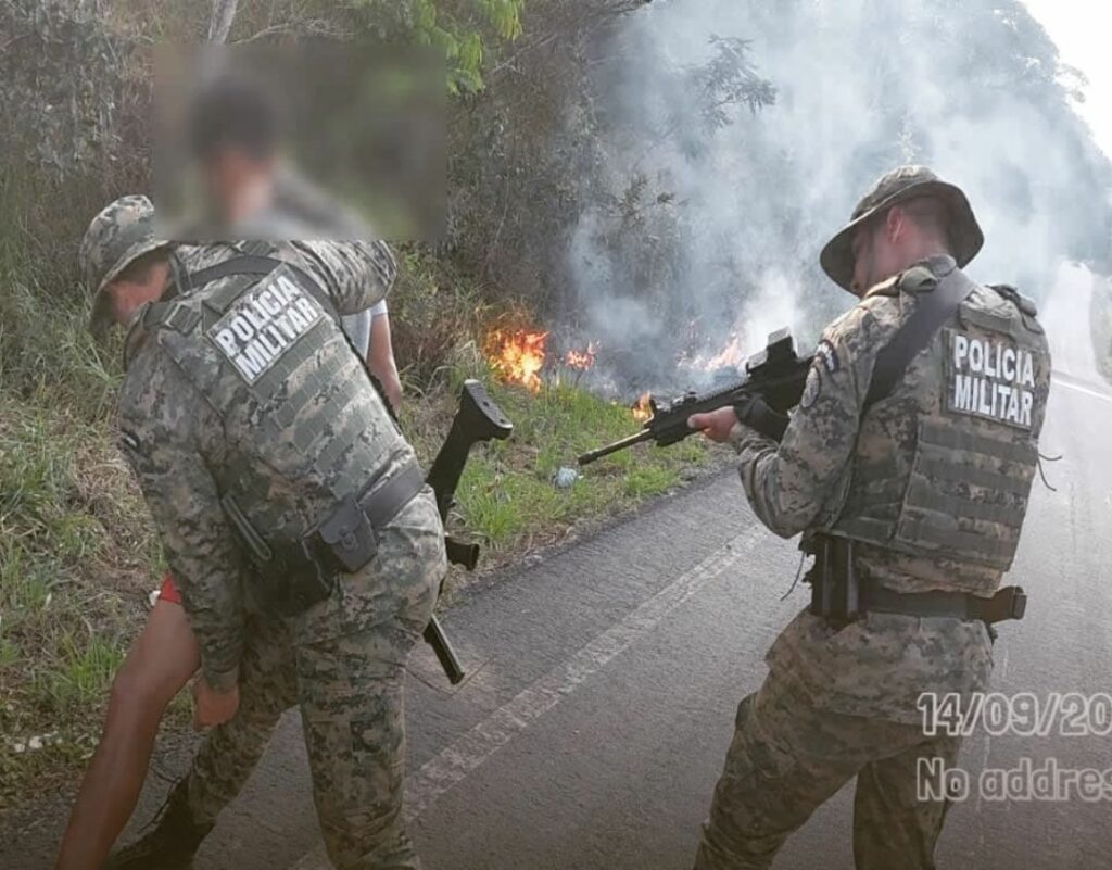 Homem é preso por atear fogo com um isqueiro em