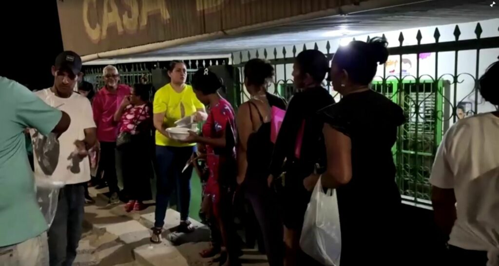 Imigrantes da Venezuela fazem fila por refeições gratuitas em Roraima