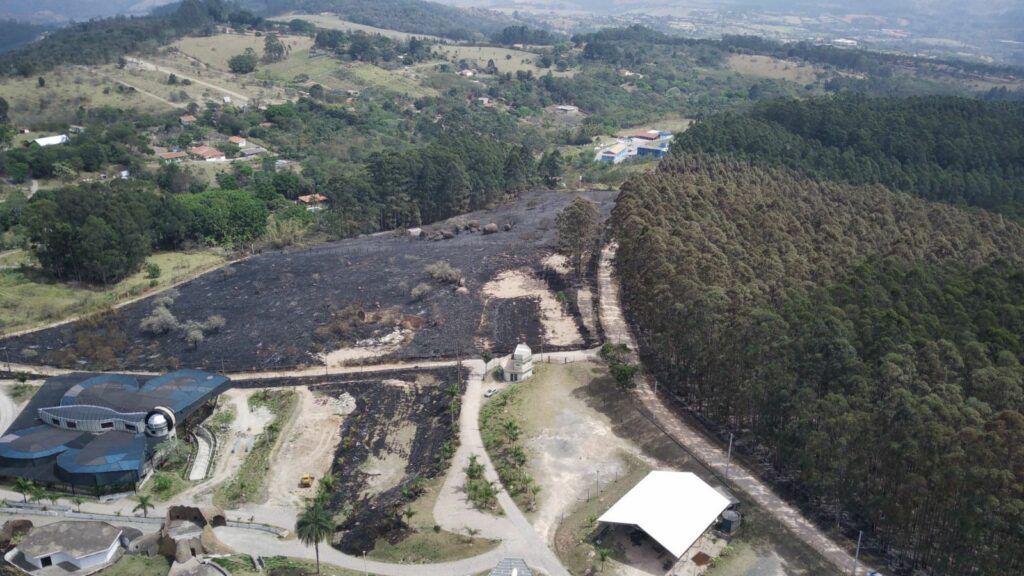 Incêndio ameaça Museu de Astronomia e observatório em SP