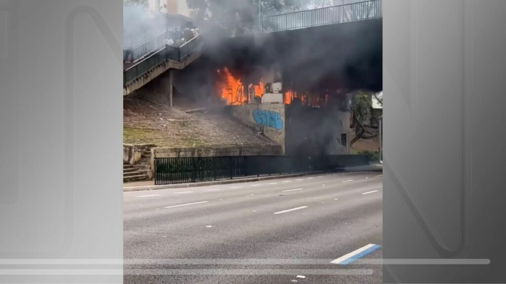 Incêndio atinge viaduto no centro de SP e interdita trânsito