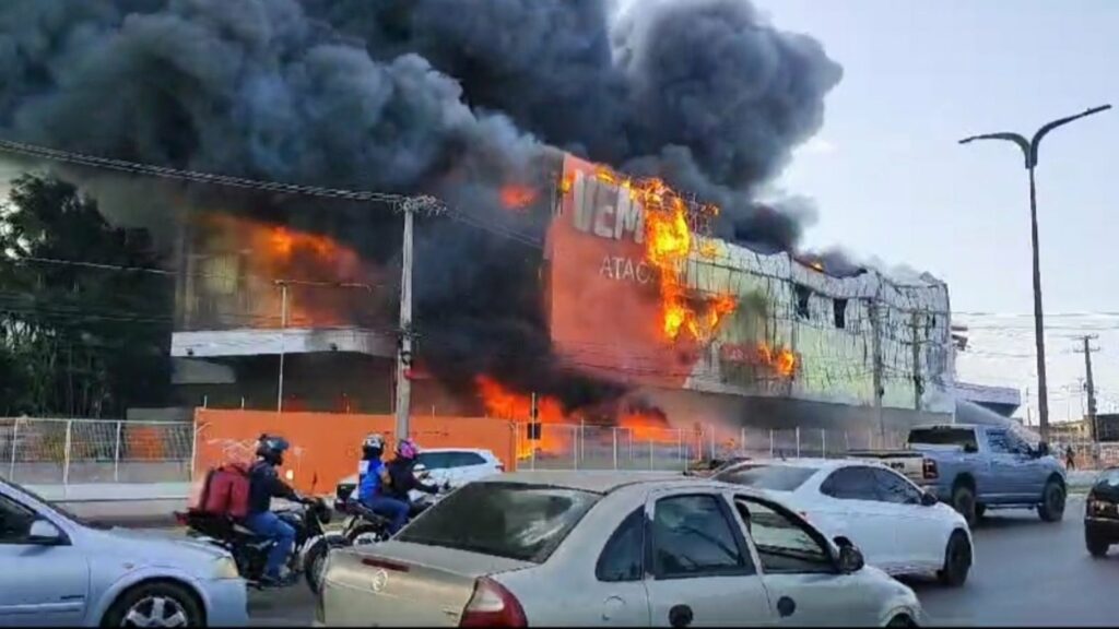 Incêndio é controlado em Atacarejo após mais de 3 horas