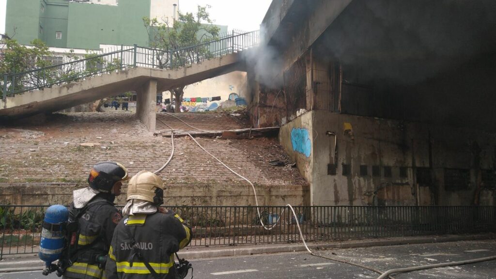 Incêndio em viaduto é controlado, mas trânsito fica caótico em