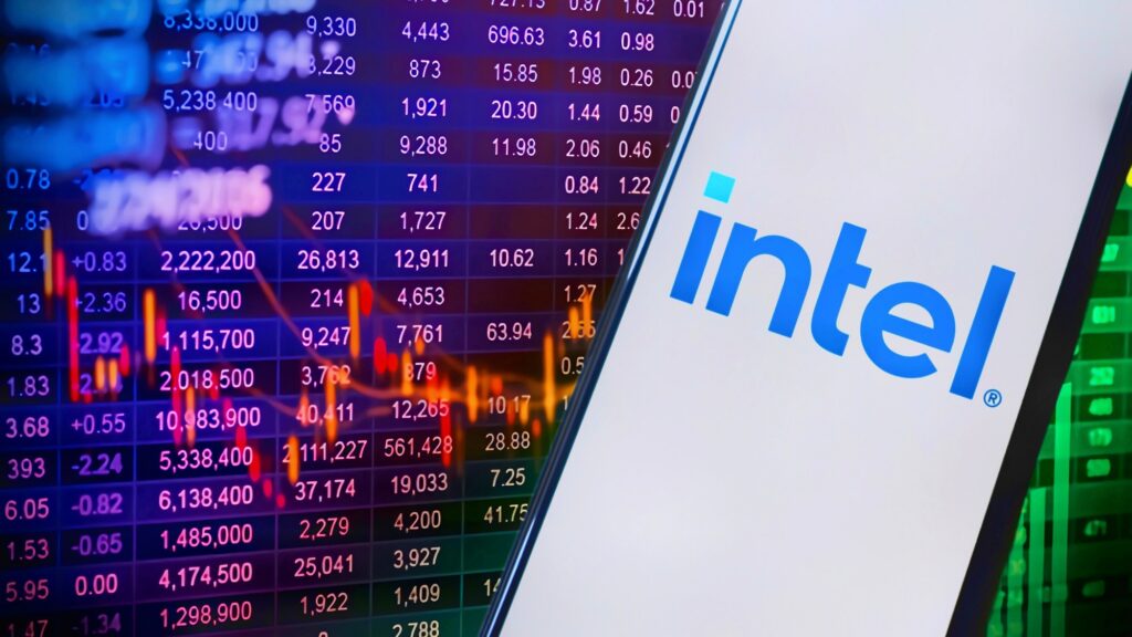 Intel tem alta após rumores sobre reestruturação e possíveis fusões