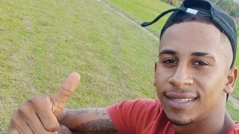 Jovem de 25 anos é morto com seis tiros em